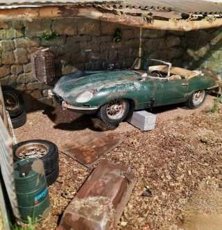 Diorama 1/18 Jaguar E Type 35cm x 25cm x 15cm