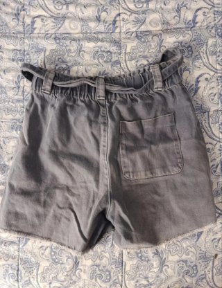 Shorts vaqueros grises con cinturón