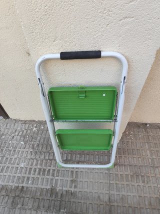 Escalera plegable 2 peldaños verde