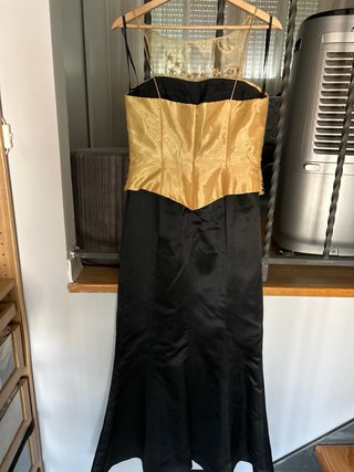 Vestido de fiesta dorado y negro