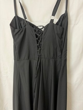 Vestido negro con lazada frontal