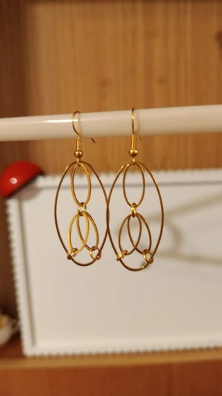 Pendientes dorados con diseño de aros entrelazados