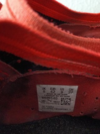 Zapatillas de fútbol Puma rojas y doradas