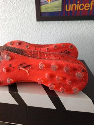 Zapatillas de fútbol Puma rojas y doradas