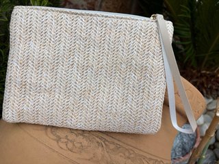 Bolso de mano tejido beige y blanco