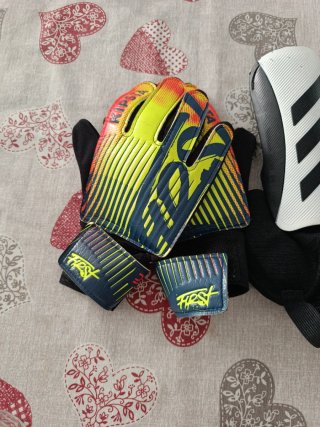Pack guantes y espinilleras
