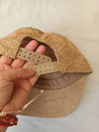 Gorra tejida rafia beige y oro