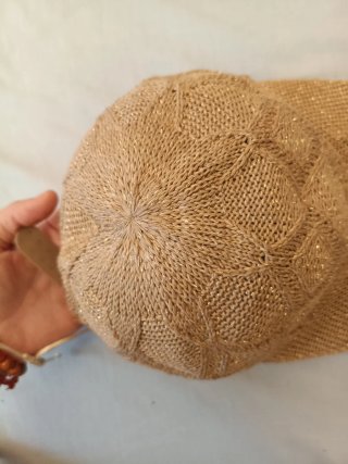 Gorra tejida rafia beige y oro