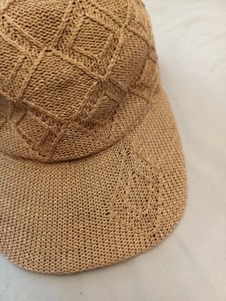 Gorra tejida rafia beige y oro