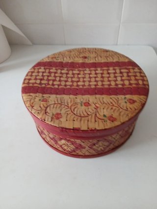 Caja redonda de paja decorada
