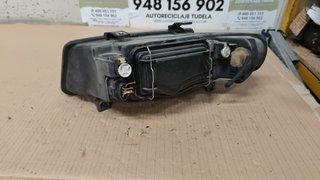 Faro delantero derecho León
