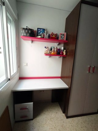 Habitación juvenil con cama, armario,escritorio