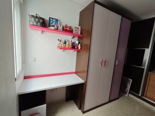 Habitación juvenil con cama, armario,escritorio