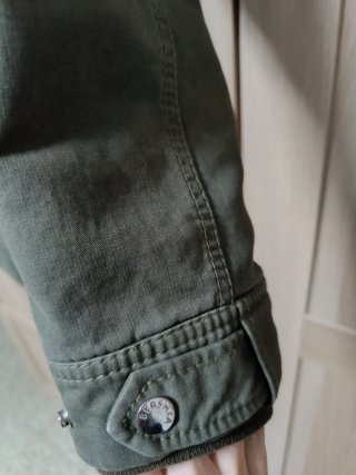 Abrigo verde militar con capucha.Forro desmontable
