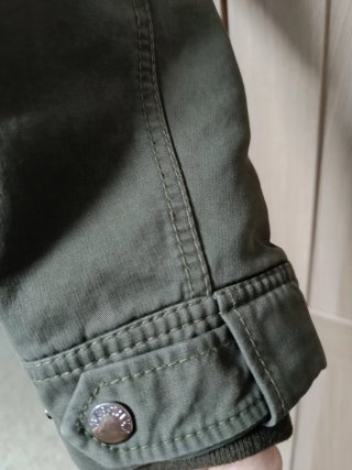 Abrigo verde militar con capucha.Forro desmontable