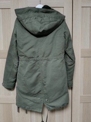Abrigo verde militar con capucha.Forro desmontable