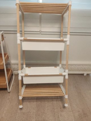 Estantería blanca y madera