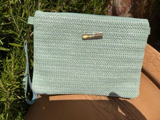 Bolso de mano tejido color verde