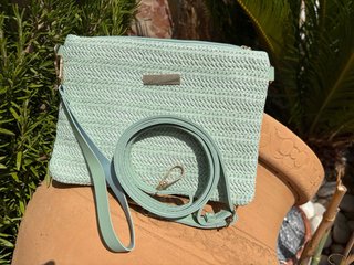 Bolso de mano tejido color verde