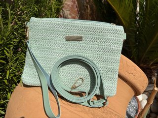 Bolso de mano tejido color verde
