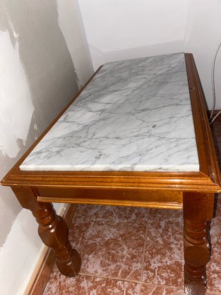 Mesa de madera y mármol
