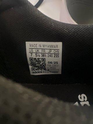 Zapatillas Adidas Negras y Blancas