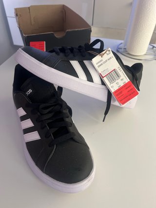 Zapatillas Adidas Negras y Blancas