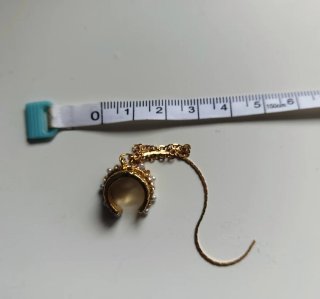 Earcuff dorado con cadena y perlas