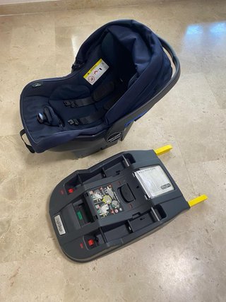 Silla coche bebé y base Isofix. Funda y espejo