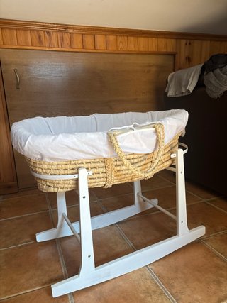 Moisés para bebé de mimbre con soporte