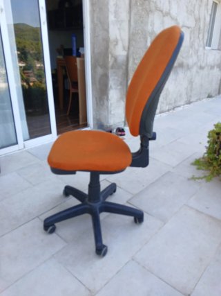Silla de escritorio naranja y negra