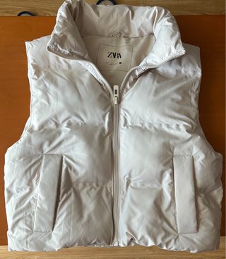 Chaleco de invierno de Zara en tono beige.