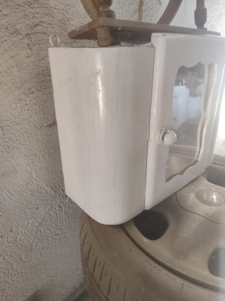 Armario pequeño antiguo blanco con espejo