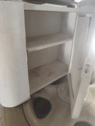 Armario pequeño antiguo blanco con espejo