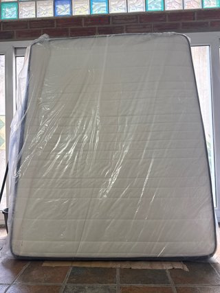Cama de metal y colchón