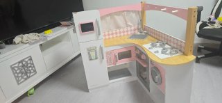 Cocinita de juguete rosa
