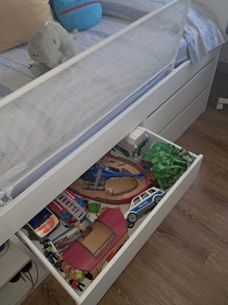 Cama infantil blanca con cajones