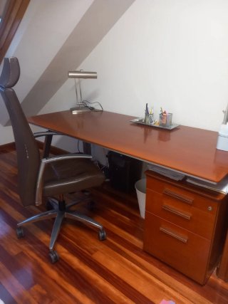 Escritorio y sillón de oficina