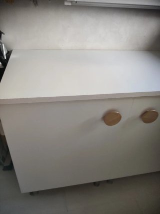 Mueble blanco con tiradores de madera