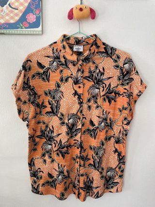 Camisa estampada floral naranja y negra