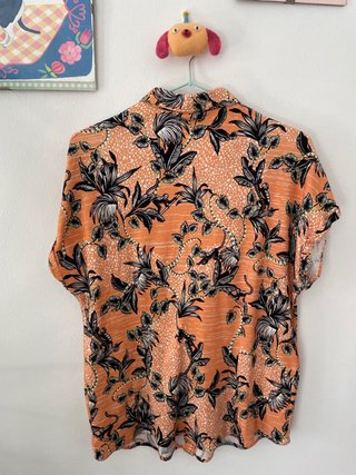 Camisa estampada floral naranja y negra
