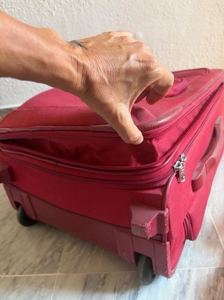 Maleta de viaje American Tourister roja