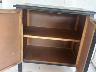 Mueble de entrada tropical con mono