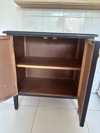 Mueble de entrada tropical con mono