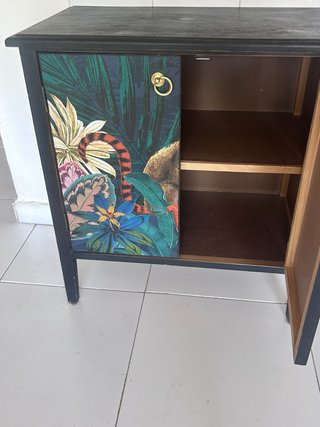Mueble de entrada tropical con mono