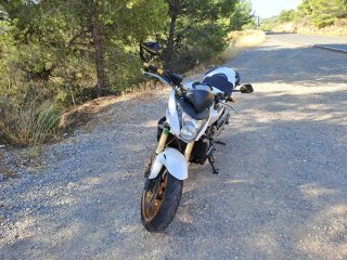 Honda Naked Blanca y Dorada