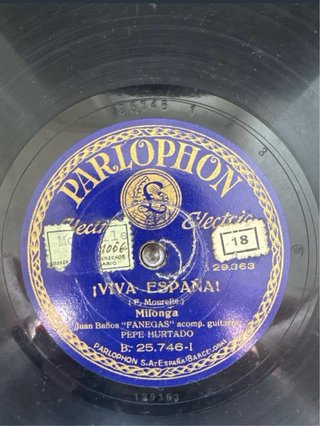 Gramófono antiguo funcionando + disco de pizarra o