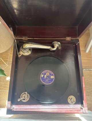 Gramófono antiguo funcionando + disco de pizarra o