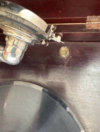 Gramófono antiguo funcionando + disco de pizarra o