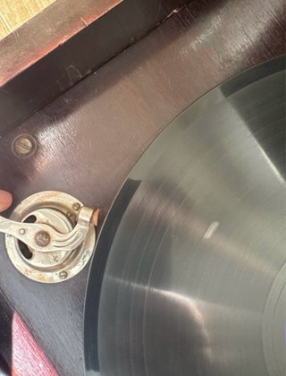 Gramófono antiguo funcionando + disco de pizarra o